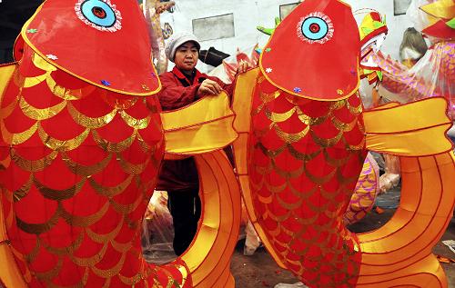 扎花燈 迎佳節(jié) 1月14日,淄博市周村區(qū)和平社區(qū)傳統(tǒng)花燈廠工人擺放即將完工的花燈。 蛇年春節(jié)即將到來,具有花燈生產(chǎn)傳統(tǒng)的山東淄博市周村區(qū)十余家民俗花燈廠進(jìn)入繁忙的生產(chǎn)季節(jié),各廠家以自己主打特色花燈燈型為主,突出各自的設(shè)計(jì)主題,避免各廠燈型交叉生產(chǎn),使得該地區(qū)的花燈數(shù)量多、品種全、樣式新,受到市場(chǎng)歡迎,千余組大型機(jī)械花燈及3萬余只各式宮燈目前已被各地客戶訂購(gòu)?fù)戤叀?新華社發(fā)(董乃德 攝)