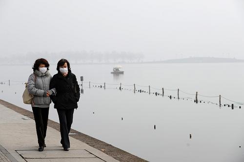 浙江:多地出現(xiàn)大霧 1月15日,兩名市民戴著口罩走過被大霧籠罩的西湖景區(qū)。 當日,浙江省多地出現(xiàn)霧霾天氣,多地發(fā)布大霧黃色預(yù)警。據(jù)浙江省環(huán)境空氣質(zhì)量指數(shù)(AQI)發(fā)布平臺數(shù)據(jù),1月15日9時,杭州市10個環(huán)境空氣質(zhì)量監(jiān)測點中,有7個為重度污染,兩個為中度污染。 新華社記者 鞠煥宗 攝