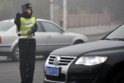 山東大范圍霧霾持續(xù) 1月15日,濟(jì)南交警在霧霾中指揮交通。 當(dāng)日,山東省氣象臺(tái)發(fā)布大霧黃色預(yù)警信號(hào),山東大范圍霧霾持續(xù),部分地區(qū)能見(jiàn)度小于200米。受此影響,山東十多條高速公路的上百個(gè)收費(fèi)站臨時(shí)關(guān)閉。預(yù)計(jì)16日上午隨著較強(qiáng)冷空氣的到來(lái),山東將結(jié)束霧霾天氣。 新華社記者 朱崢 攝