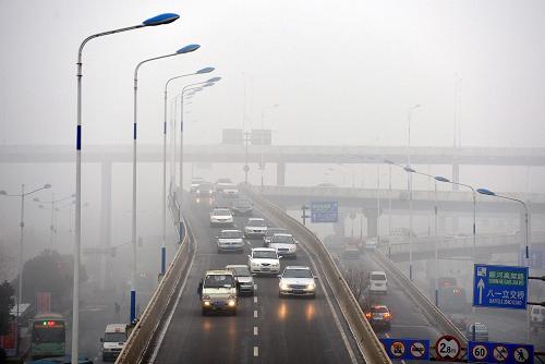 山東大范圍霧霾持續(xù) 1月15日,車(chē)輛在濟(jì)南順河高架路上緩慢行駛。 當(dāng)日,山東省氣象臺(tái)發(fā)布大霧黃色預(yù)警信號(hào),山東大范圍霧霾持續(xù),部分地區(qū)能見(jiàn)度小于200米。受此影響,山東十多條高速公路的上百個(gè)收費(fèi)站臨時(shí)關(guān)閉。預(yù)計(jì)16日上午隨著較強(qiáng)冷空氣的到來(lái),山東將結(jié)束霧霾天氣。 新華社記者 朱崢 攝