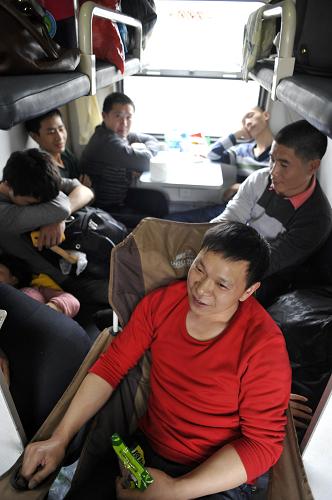 春運(yùn)路上這樣度過 2月2日,在廣州至成都的L570次列車上,一名旅客自帶折疊椅坐在車廂里,一路可坐可睡。 2月2日7時許,L570次列車從廣州站發(fā)車,歷時近40小時,于3日晚10時許到達(dá)成都站。 新華社記者 陳曄華 攝