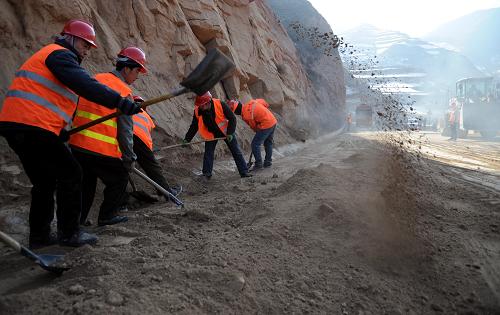 山體滑坡阻斷國道212線蘭州段 搶修人員緊急搶通 2月4日,蘭州公路管理段的搶修人員和工程車輛在國道212線(蘭州至重慶)清理滑坡現(xiàn)場。 當(dāng)日1時(shí)左右,國道212線(蘭州至重慶)蘭州段15公里﹢800米處發(fā)生山體滑坡事故,約3000立方米的山體黃土滑向國道212線,致使道路中斷。由于事故發(fā)生在凌晨,過往車輛較少,沒有造成車輛和人員傷亡。事故發(fā)生后,蘭州公路管理段連夜組織10輛工程機(jī)械車和50多名工作人員趕赴事發(fā)現(xiàn)場,及時(shí)清除堆積物、搶修公路、疏導(dǎo)交通。至2月4日12時(shí)許,中斷近12個(gè)小時(shí)的交通已經(jīng)恢復(fù),車輛已可正常通行。 新華社記者 郭剛 攝