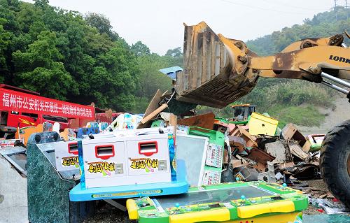 福州開展賭博機(jī)集中銷毀活動(dòng) 4月2日,福建省福州市公安機(jī)關(guān)舉行賭博游戲機(jī)統(tǒng)一銷毀活動(dòng),共銷毀賭博機(jī)250臺(tái),賭博芯片114片。 2013年以來,福州市警方共查處各類游戲機(jī)賭博案件84起、涉賭游戲場(chǎng)所233家,收繳賭博機(jī)275臺(tái)、賭博芯片132片。通過打擊整治行動(dòng),打掉了一批利用游戲機(jī)賭博的黑游戲廳和具有賭博性質(zhì)的游戲機(jī)場(chǎng)所,處罰了一批違法經(jīng)營(yíng)業(yè)主及參賭人員。 新華社記者 林善傳攝