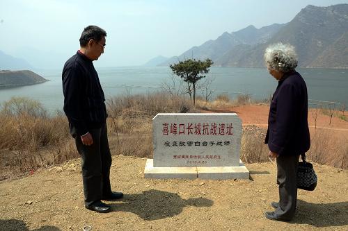 喜峰口長城抗戰(zhàn)80周年紀(jì)念活動(dòng)在河北寬城舉行 4月21日,國民革命軍29軍后代在喜峰口長城抗戰(zhàn)夜襲敵營白臺(tái)子戰(zhàn)場遺址緬懷先烈。 4月20日至21日,喜峰口長城抗戰(zhàn)80周年紀(jì)念活動(dòng)在河北省承德市寬城滿族自治縣舉行。國民革命軍29軍將領(lǐng)宋哲元等人的子女和研究長城抗戰(zhàn)的專家學(xué)者等相關(guān)人員參加活動(dòng)。 喜峰口長城抗戰(zhàn)開始于1933年3月9日,結(jié)束于4月13日。在軍長宋哲元的率領(lǐng)下,29軍及其大刀隊(duì)血戰(zhàn)日軍,殲敵5千,一戰(zhàn)成名。喜峰口防線經(jīng)歷多次激戰(zhàn)始終屹立不倒。 新華社發(fā)(朱建軍 攝)