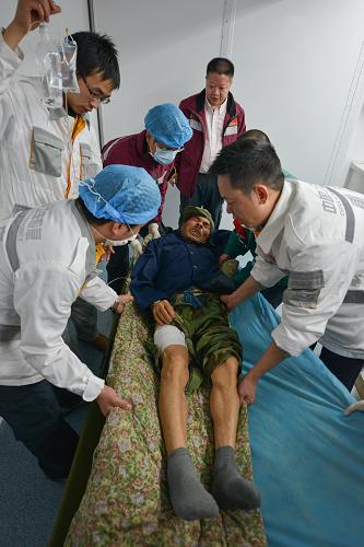 民政部:四川蘆山地震死亡失蹤人數(shù)上升至208人 4月21日,一名寶興縣靈關(guān)鎮(zhèn)地區(qū)受災(zāi)群眾被送到重慶緊急醫(yī)學(xué)救援隊(duì)的臨時(shí)醫(yī)療點(diǎn)進(jìn)行救治。 來(lái)自民政部的消息,據(jù)四川省民政廳21日17時(shí)統(tǒng)計(jì),四川蘆山7級(jí)地震已造成208人死亡、失蹤,其中184人死亡、24人失蹤,另有11826人受傷。 新華社記者 李鑫 攝