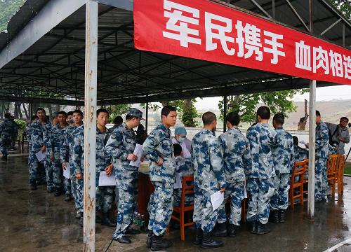 成都軍區(qū)空軍某場站官兵自發(fā)為災(zāi)區(qū)群眾獻(xiàn)血 4月23日,在成都鳳凰山機(jī)場,官兵們排隊(duì)為災(zāi)區(qū)獻(xiàn)血。 當(dāng)日,成都軍區(qū)空軍某場站74名參與救援保障的官兵,自發(fā)為蘆山地震災(zāi)區(qū)義務(wù)獻(xiàn)血,共獻(xiàn)血21800毫升。這些官兵主要擔(dān)負(fù)陸航救援直升機(jī)的后勤保障工作。 新華社記者李剛攝