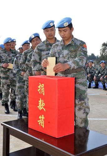 地震災(zāi)情牽動(dòng)中國赴黎維和官兵的心 4月23日,中國赴黎巴嫩維和官兵向四川蘆山地震災(zāi)區(qū)捐款。 當(dāng)天,來自解放軍成都軍區(qū)的中國第11批赴黎巴嫩維和工兵營275名官兵向四川蘆山地震災(zāi)區(qū)人民捐款16.1萬元人民幣,與國內(nèi)軍民一起共克時(shí)艱。 新華社發(fā)(李凌葵攝)