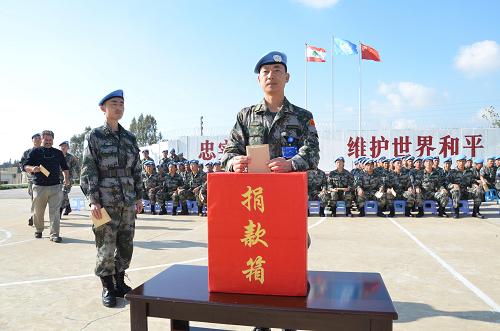 地震災(zāi)情牽動(dòng)中國赴黎維和官兵的心 4月23日,中國第十一批赴黎巴嫩維和工兵營營長聶學(xué)政(右)帶頭向四川蘆山地震災(zāi)區(qū)捐款。 當(dāng)天,來自解放軍成都軍區(qū)的中國第11批赴黎巴嫩維和工兵營275名官兵向四川蘆山地震災(zāi)區(qū)人民捐款16.1萬元人民幣,與國內(nèi)軍民一起共克時(shí)艱。 新華社發(fā)(李凌葵攝)