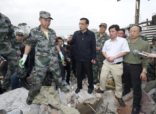 李克強在震區(qū)24小時的足跡 4月24日下午,國務院總理李克強來到蘆山地震重災區(qū)雙石鎮(zhèn)察看災情,指導抗震救災。他冒著余震攀上廢墟,對正在救援的官兵說,大家辛苦了?,F(xiàn)在第一位的任務是救人,一刻不能停,要把廢墟的邊邊角角都搜遍。 新華社記者 黃敬文 攝