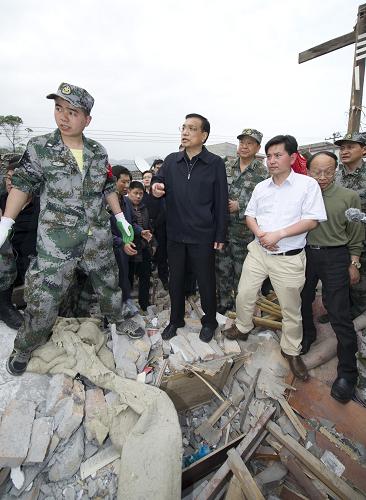李克強在震區(qū)24小時的足跡 4月20日下午,國務院總理李克強來到蘆山地震重災區(qū)雙石鎮(zhèn)察看災情,指導抗震救災。他攀上廢墟,仔細察看災情,了解救援進展情況。 新華社記者 黃敬文 攝