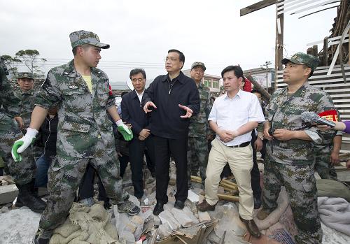 李克強在震區(qū)24小時的足跡 4月20日下午,國務院總理李克強來到蘆山地震重災區(qū)雙石鎮(zhèn)察看災情,指導抗震救災。他攀上廢墟,對正在救援的官兵說,大家辛苦了。黃金救援期,救人一刻不能停,要把廢墟的邊邊角角都搜遍。 新華社記者 黃敬文 攝