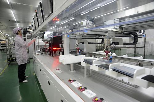 江西新余光伏行業(yè)出現(xiàn)回暖跡象 4月24日,工作人員在江西省新余市高新區(qū)的江西升陽(yáng)光電科技企業(yè)80兆瓦太陽(yáng)能電池生產(chǎn)線上忙碌。 當(dāng)日,江西升陽(yáng)光電科技企業(yè)80兆瓦太陽(yáng)能電池生產(chǎn)線開(kāi)始復(fù)產(chǎn),每天滿負(fù)荷生產(chǎn)太陽(yáng)能電池片達(dá)5萬(wàn)件,企業(yè)訂單已排到2014年3月份。據(jù)了解,新余市多家光伏企業(yè)近期都在大規(guī)模招工,企業(yè)訂單明顯增加。 在經(jīng)歷了一年多的“寒冬”之后,近期我國(guó)光伏行業(yè)出現(xiàn)回暖跡象,其主要原因在于歐洲“雙反”即將到來(lái),一些企業(yè)希望在此之前趕工出貨;同時(shí),中國(guó)以及其他新興市場(chǎng)的快速發(fā)展也使市場(chǎng)需求出現(xiàn)明顯回升。 新華社發(fā)(周亮 攝)