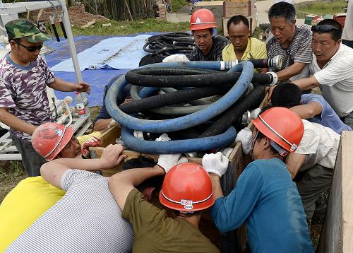 蘆山地震災區(qū)最大儲水凈水設備安裝完畢 4月27日,湖南省紅十字會志愿者在蘆山縣龍門鄉(xiāng)五星村安裝儲水凈水設備。 當日,蘆山地震災區(qū)最大的儲水凈水設備在蘆山縣龍門鄉(xiāng)五星村安裝完畢,預計28日將投入使用。該設備由湖南省紅十字會捐獻,26日運抵蘆山縣后,經(jīng)湖南志愿者夜以繼日的施工,目前已進入最后的調(diào)試階段。該設備蓄水量為70噸,將改善當?shù)匾虻卣鹞廴镜乃?,保證當?shù)鼐用竦娜粘o嬘谩?新華社發(fā)(胡林慶 攝)