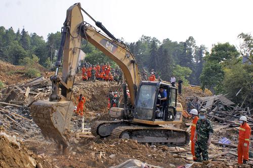 貴州畢節(jié)山體滑坡事故遇難人數(shù)升至4人 4月28日,救援人員在山體滑坡事故現(xiàn)場展開救援。 當日上午,貴州省畢節(jié)市山體滑坡事故現(xiàn)場又挖出一具遇難者遺體,事故遇難人數(shù)升至4人。 27日12時50分左右,畢節(jié)市七星關(guān)區(qū)阿市鄉(xiāng)麻窩村發(fā)生山體滑坡,幾棟民房被埋。截至28日9時,這次事故已造成4人死亡4人失蹤,搜救工作仍在繼續(xù)。 新華社發(fā)(羅計 攝)