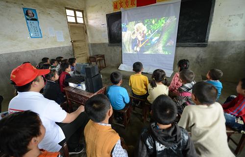 江西南昌:臨時(shí)影院帶給孩子簡(jiǎn)單的快樂(lè) 南昌縣涇口鄉(xiāng)沙湖小學(xué)的孩子們?cè)谟^看電影(5月2日攝)。 “五四”青年節(jié)即將到來(lái),江西南昌縣涇口鄉(xiāng)大學(xué)生村干部團(tuán)支部青年志愿者自發(fā)組成放映隊(duì),走進(jìn)全鄉(xiāng)23個(gè)中小學(xué),搭建臨時(shí)影院,為學(xué)生們放映教育片和動(dòng)畫(huà)片。這些鄉(xiāng)村的孩子們大部分沒(méi)有看過(guò)電影,青年志愿者們通過(guò)這種方式豐富孩子們的業(yè)余生活,給他們帶去關(guān)懷和溫暖。 新華社記者 周科 攝