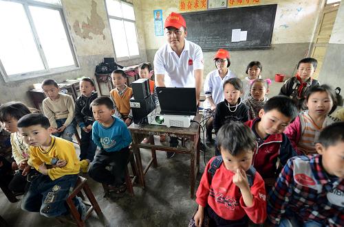江西南昌:臨時(shí)影院帶給孩子簡(jiǎn)單的快樂(lè) 南昌縣涇口鄉(xiāng)大學(xué)生村干部熊海龍(中)在沙湖小學(xué)給孩子們放電影(5月2日攝)。 “五四”青年節(jié)即將到來(lái),江西南昌縣涇口鄉(xiāng)大學(xué)生村干部團(tuán)支部青年志愿者自發(fā)組成放映隊(duì),走進(jìn)全鄉(xiāng)23個(gè)中小學(xué),搭建臨時(shí)影院,為學(xué)生們放映教育片和動(dòng)畫(huà)片。這些鄉(xiāng)村的孩子們大部分沒(méi)有看過(guò)電影,青年志愿者們通過(guò)這種方式豐富孩子們的業(yè)余生活,給他們帶去關(guān)懷和溫暖。 新華社記者 周科 攝