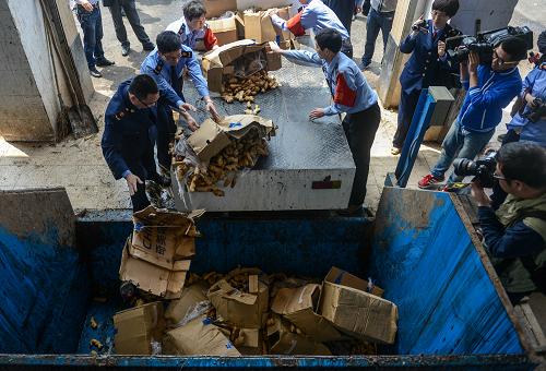 杭州截獲500公斤“毒生姜”并就地銷毀 5月10日,工作人員在杭州市余杭區(qū)一個垃圾站銷毀“毒生姜”。 當(dāng)日,杭州市余杭區(qū)食品安全、農(nóng)業(yè)、工商等部門聯(lián)合將截獲的500公斤“毒生姜”就地銷毀。經(jīng)檢測,這些生姜上殘留超標(biāo)的農(nóng)藥是被媒體曝光的“神農(nóng)丹”。據(jù)介紹,這批來自山東的“毒生姜”是近日在杭州市農(nóng)副產(chǎn)品物流中心例行檢測中發(fā)現(xiàn)的,未流入市場。 新華社記者韓傳號攝