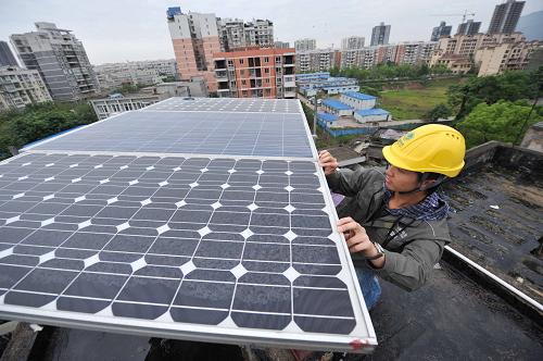 重慶電力推出分布式電源并網(wǎng)服務(wù) 5月9日,國(guó)家電網(wǎng)重慶電力公司的專業(yè)技術(shù)人員在已經(jīng)并網(wǎng)運(yùn)行的市民楊洪彬家,調(diào)試裝有太陽(yáng)能自動(dòng)跟蹤系統(tǒng)的太陽(yáng)能電池板。 日前,國(guó)家電網(wǎng)重慶公司結(jié)合當(dāng)?shù)貙?shí)際情況,發(fā)布了《分布式電源并網(wǎng)服務(wù)管理辦法》,正式推出分布式電源并網(wǎng)服務(wù)。發(fā)電量有三種方式可供客戶選擇:全部上網(wǎng)、全部自用或自發(fā)自用余電上網(wǎng),用戶不足電量由電網(wǎng)提供。上、下網(wǎng)電量分開(kāi)結(jié)算,電價(jià)暫按當(dāng)?shù)厝济簷C(jī)組標(biāo)桿上網(wǎng)電價(jià)(每千瓦時(shí)0.4491元)進(jìn)行收購(gòu),由電力公司提供裝置進(jìn)行電能計(jì)量。 據(jù)介紹,重慶市電力公司各營(yíng)業(yè)廳目前均可受理該項(xiàng)業(yè)務(wù),從接入申請(qǐng)受理到最終并網(wǎng)運(yùn)行,最短為光伏發(fā)電項(xiàng)目,需35個(gè)工作日,其他發(fā)電項(xiàng)目最長(zhǎng)在60個(gè)工作日以內(nèi)。截至10日,重慶地區(qū)已經(jīng)成功完成兩例分布式光伏發(fā)電項(xiàng)目并網(wǎng),根據(jù)相關(guān)規(guī)定,此類項(xiàng)目自發(fā)自用電價(jià)還可按0.35元/千瓦時(shí)標(biāo)準(zhǔn)獲得國(guó)家補(bǔ)貼。 新華社記者 劉潺 攝
