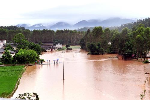 我國(guó)南方新一輪強(qiáng)降雨來(lái)襲 5月19日,廣東省梅州市蕉嶺縣文福鎮(zhèn)的農(nóng)田和道路被洪水淹沒(méi)。 受近日強(qiáng)降雨侵?jǐn)_,江西、廣東東部等地降雨量較常年同期偏多1至2倍。中央氣象臺(tái)19日發(fā)布暴雨藍(lán)色預(yù)警,預(yù)計(jì)未來(lái)三天,江南南部至華南地區(qū)仍將有較高強(qiáng)度的降水。氣象專家提醒,各地應(yīng)做好強(qiáng)降水可能引發(fā)的城鄉(xiāng)內(nèi)澇、局地山洪、山體滑坡等災(zāi)害防御工作。 新華社發(fā)(鐘小豐 攝)