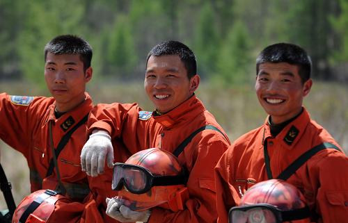 集中演練森林防火 5月24日,武警內(nèi)蒙古興安盟森林支隊(duì)?wèi)?zhàn)士王亮(中)與戰(zhàn)友在白狼林區(qū)靠前駐防訓(xùn)練。 進(jìn)入春季防火期以來,武警內(nèi)蒙古興安盟森林支隊(duì)數(shù)百名官兵深入大興安嶺林海防火一線,協(xié)同駐地林業(yè)局、航空護(hù)林站等有關(guān)部門,陸續(xù)開展了陸空接應(yīng)、警地聯(lián)合以及一系列常規(guī)滅火、裝甲滅火、機(jī)降滅火等課目的集中演練。 新華社記者 張領(lǐng) 攝