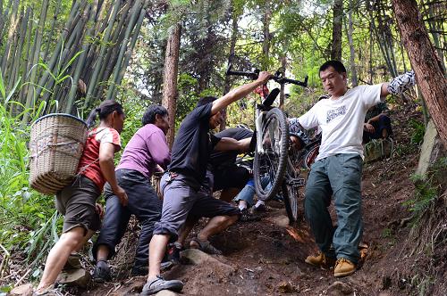 318國道四川雅安天全段發(fā)生塌方 預計月底通行 5月23日,行人繞道通過天全縣318國道塌方路段。 5月21日,318國道四川省雅安市天全縣境內K2682+200M處發(fā)生崩塌,塌方量達1.3萬立方米,將318國道徹底阻斷。由于塌方仍在繼續(xù),排險任務艱巨,雅安市交通部門預計一周后才能恢復通行。 新華社發(fā)(李向雨 攝)