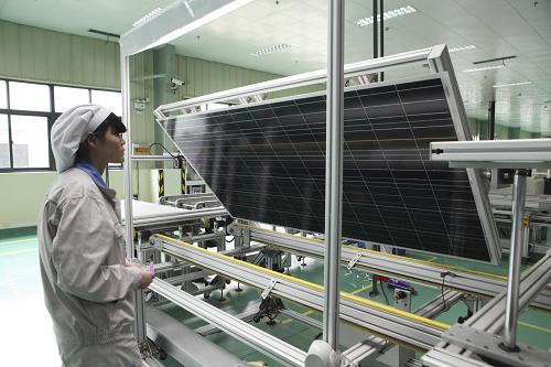 歐盟對華光伏產(chǎn)品征收臨時性反傾銷稅 6月4日,江蘇省連云港市一家能源企業(yè)的工人在檢驗出口歐洲的太陽能光伏產(chǎn)品。 歐盟委員會6月4日宣布,歐盟自6月6日起對產(chǎn)自中國的太陽能電池板及關鍵器件征收11.8%的臨時反傾銷稅。如果中歐雙方未能在8月6日前達成解決方案,屆時反傾銷稅率將升至47.6%。 新華社發(fā)(司偉 攝)