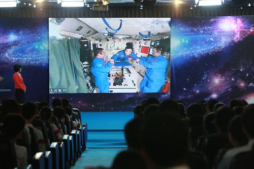 我國首次太空授課開始 6月20日10時許,我國首次太空授課開始。神舟十號航天員在天宮一號開展基礎物理實驗,展示失重環(huán)境下物體運動特性、液體表面張力特性等物理現(xiàn)象。 新華社記者王永卓攝
