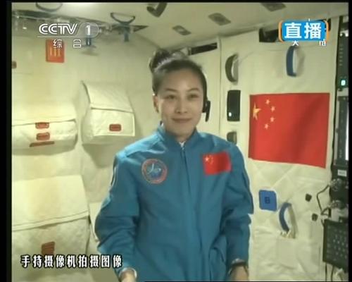 太空授課 6月20日,神舟十號航天員在天宮一號為全國青少年進行太空授課。這是航天員王亞平在太空授課。 新華社發(fā)(視頻截圖)