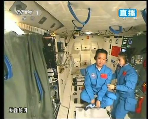 太空授課 6月20日,神舟十號航天員在天宮一號為全國青少年進行太空授課。這是航天員聶海勝在演示懸空打坐。 新華社發(fā)(視頻截圖)