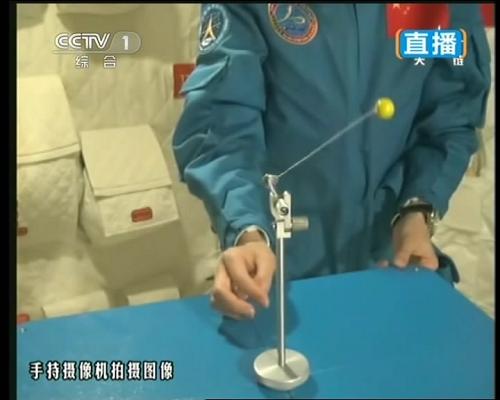 6月20日,神舟十號航天員在天宮一號為全國青少年進行太空授課。這是航天員王亞平在演示失重環(huán)境下的物體運動。 新華社發(fā)(視頻截圖)