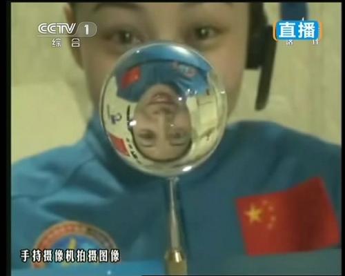 太空授課 6月20日,神舟十號(hào)航天員在天宮一號(hào)為全國(guó)青少年進(jìn)行太空授課。這是航天員王亞平的倒像出現(xiàn)在水球中。 新華社發(fā)(視頻截圖)
