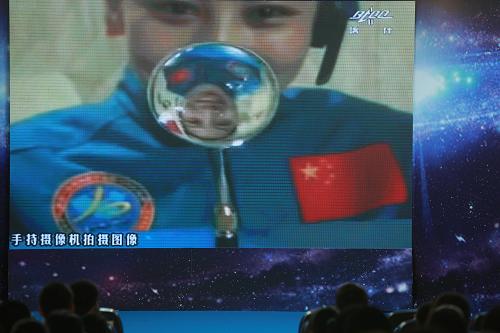 我國(guó)首次太空授課開始 6月20日10時(shí)許,我國(guó)首次太空授課開始。神舟十號(hào)航天員在天宮一號(hào)開展基礎(chǔ)物理實(shí)驗(yàn),展示失重環(huán)境下物體運(yùn)動(dòng)特性、液體表面張力特性等物理現(xiàn)象。這是航天員王亞平的倒像映在水球中。 新華社記者王永卓攝