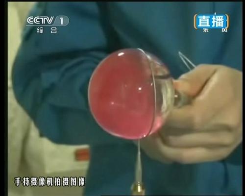 太空授課 6月20日,神舟十號(hào)航天員在天宮一號(hào)為全國(guó)青少年進(jìn)行太空授課。這是航天員王亞平向水球中注入顏色。 新華社發(fā)(視頻截圖)