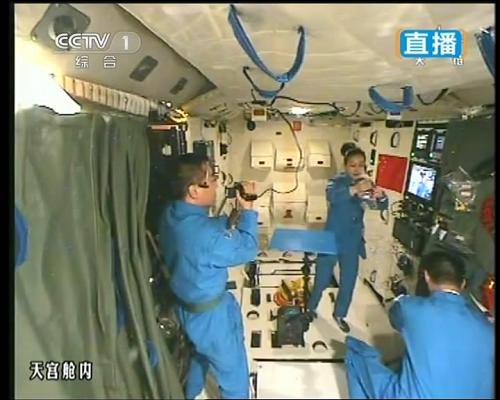 太空授課 6月20日,神舟十號(hào)航天員在天宮一號(hào)為全國(guó)青少年進(jìn)行太空授課。 新華社發(fā)(視頻截圖)