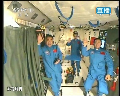 太空授課 6月20日,神舟十號(hào)航天員在天宮一號(hào)為全國(guó)青少年進(jìn)行太空授課。這是授課結(jié)束時(shí),三名航天員向大家揮手再見。 新華社發(fā)(視頻截圖)
