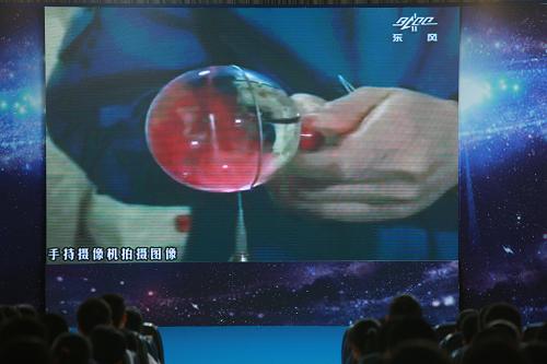 我國(guó)首次太空授課開始 6月20日10時(shí)許,我國(guó)首次太空授課開始。神舟十號(hào)航天員在天宮一號(hào)開展基礎(chǔ)物理實(shí)驗(yàn),展示失重環(huán)境下物體運(yùn)動(dòng)特性、液體表面張力特性等物理現(xiàn)象。這是航天員王亞平在演示制作紅色水球。 新華社記者王永卓攝