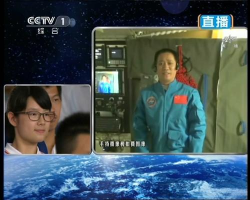 太空授課 6月20日,神舟十號(hào)航天員在天宮一號(hào)為全國(guó)青少年進(jìn)行太空授課。這是航天員聶海勝與學(xué)生互動(dòng)。 新華社發(fā)(視頻截圖)