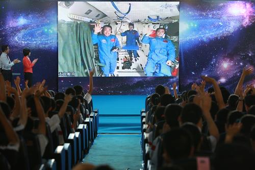我國(guó)首次太空授課開始 6月20日10時(shí)許,我國(guó)首次太空授課開始。神舟十號(hào)航天員在天宮一號(hào)開展基礎(chǔ)物理實(shí)驗(yàn),展示失重環(huán)境下物體運(yùn)動(dòng)特性、液體表面張力特性等物理現(xiàn)象。這是授課活動(dòng)結(jié)束后,地面課堂的同學(xué)們和航天員們揮手道別。 新華社記者王永卓攝
