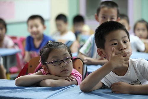 各地師生收看太空授課 6月20日,北京市匯文第一小學(xué)學(xué)生正在收看航天員太空授課直播。 當(dāng)日,神舟十號(hào)航天員在天宮一號(hào)開(kāi)展基礎(chǔ)物理實(shí)驗(yàn),為青少年進(jìn)行太空授課,全國(guó)8萬(wàn)余所中學(xué)6000余萬(wàn)名師生同步收看。 新華社記者 金立旺 攝