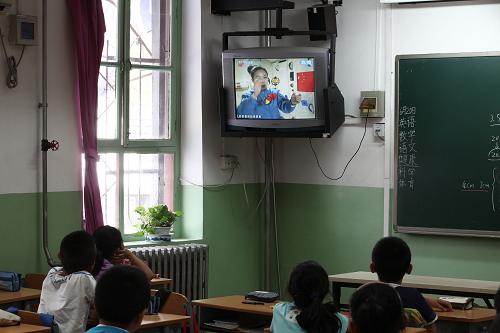 各地師生收看太空授課 6月20日,北京市匯文第一小學學生正在收看航天員太空授課直播。 當日,神舟十號航天員在天宮一號開展基礎物理實驗,為青少年進行太空授課,全國8萬余所中學6000余萬名師生同步收看。 新華社記者 金立旺 攝