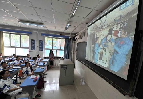 各地師生收看太空授課 6月20日,北京航空航天大學附屬中學初一的學生在收看中國首次太空授課。 當日,神舟十號航天員在天宮一號開展基礎物理實驗,為青少年進行太空授課,全國8萬余所中學6000余萬名師生同步收看。 新華社記者 李文 攝