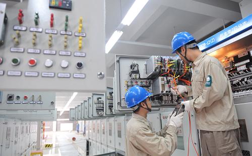 江蘇揚(yáng)州智能電網(wǎng)建設(shè)提速 6月27日,技術(shù)人員在江蘇省揚(yáng)州市土橋村為智能變電站做投運(yùn)前的設(shè)備調(diào)試。 當(dāng)日,110千伏三益智能變電站在江蘇省揚(yáng)州市土橋村建成投產(chǎn),實(shí)現(xiàn)了國家電網(wǎng)在揚(yáng)州新建6座智能變電站的提速目標(biāo)。 未來5年,國家電網(wǎng)計(jì)劃建設(shè)110千伏及以上智能變電站6100座,建成聯(lián)接中國大型能源基地和主要負(fù)荷中心的“三縱三橫”結(jié)構(gòu)的特高壓骨干網(wǎng)架,打造高度智能化的輸配電網(wǎng)絡(luò)。 新華社發(fā)(濮良平 攝)