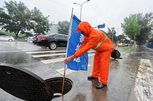 吉林省遭遇連續(xù)強降雨天氣 7月2日,吉林省長春市人民大街,一名市政工人將下水井蓋掀起加速排水。 連日來,吉林省出現(xiàn)大范圍強降雨天氣。7月1日19時,吉林省氣象局再次啟動重大氣象災(zāi)害(暴雨)Ⅳ級應(yīng)急響應(yīng),自6月25日至7月2日05時,吉林省部分地區(qū)過程降水量超過100毫米,最大達到176.2毫米。 新華社記者 張楠 攝