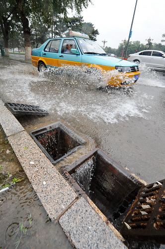 吉林省遭遇連續(xù)強降雨天氣 7月2日,一輛出租車駛過長春市街頭的積水路段濺起水花。 連日來,吉林省出現(xiàn)大范圍強降雨天氣。7月1日19時,吉林省氣象局再次啟動重大氣象災(zāi)害(暴雨)Ⅳ級應(yīng)急響應(yīng),自6月25日至7月2日05時,吉林省部分地區(qū)過程降水量超過100毫米,最大達到176.2毫米。 新華社記者 張楠 攝