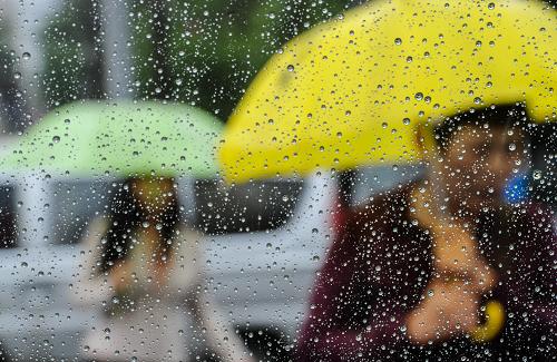 吉林省遭遇連續(xù)強降雨天氣 7月2日,行人在長春街頭冒雨出行。 連日來,吉林省出現(xiàn)大范圍強降雨天氣。7月1日19時,吉林省氣象局再次啟動重大氣象災(zāi)害(暴雨)Ⅳ級應(yīng)急響應(yīng),自6月25日至7月2日05時,吉林省部分地區(qū)過程降水量超過100毫米,最大達到176.2毫米。 新華社記者 許暢 攝
