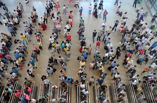 石家莊火車站迎來(lái)暑運(yùn)首批學(xué)生潮 7月5日,旅客在石家莊火車站購(gòu)票大廳購(gòu)票。 當(dāng)日,河北石家莊火車站迎來(lái)2013年暑運(yùn)首批學(xué)生客流高峰,預(yù)計(jì)日發(fā)送旅客約5萬(wàn)人次。車站工作人員提醒廣大旅客,暑期客流主要以學(xué)生流、旅游流為主,建議旅客盡量避開(kāi)高峰出行。 據(jù)石家莊火車站相關(guān)負(fù)責(zé)人介紹,今年暑期石家莊火車站預(yù)計(jì)發(fā)送417.1萬(wàn)人,同比增長(zhǎng)20.2%,期間石家莊站將加開(kāi)31趟臨客,緩解運(yùn)輸壓力。 新華社記者 朱旭東攝