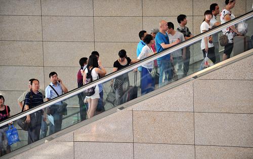 石家莊火車站迎來(lái)暑運(yùn)首批學(xué)生潮 7月5日,旅客乘梯進(jìn)入石家莊火車站候車大廳。 當(dāng)日,河北石家莊火車站迎來(lái)2013年暑運(yùn)首批學(xué)生客流高峰,預(yù)計(jì)日發(fā)送旅客約5萬(wàn)人次。車站工作人員提醒廣大旅客,暑期客流主要以學(xué)生流、旅游流為主,建議旅客盡量避開(kāi)高峰出行。 據(jù)石家莊火車站相關(guān)負(fù)責(zé)人介紹,今年暑期石家莊火車站預(yù)計(jì)發(fā)送417.1萬(wàn)人,同比增長(zhǎng)20.2%,期間石家莊站將加開(kāi)31趟臨客,緩解運(yùn)輸壓力。 新華社記者 朱旭東攝