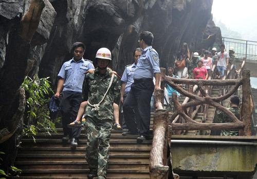陜西金絲峽景區(qū)山體滑坡造成1人死亡18人受傷 7月21日,消防官兵在金絲峽景區(qū)內(nèi)轉(zhuǎn)移被困旅客。 當(dāng)日上午11時(shí)許,陜西商南縣金絲峽景區(qū)發(fā)生山體滑坡,造成1人死亡,18人受傷。據(jù)了解,發(fā)生滑坡的地點(diǎn)位于景區(qū)九龍?zhí)陡浇?,山石從近百米的高空墜下,飛散開(kāi)的石塊砸向眾多游人?;鹿苍斐?名男性游客死亡,18名游客受傷。其中,2人傷勢(shì)較重,一位女性腿骨和手臂骨折,另外一名男性頭皮擦傷肋骨骨折。目前,所有受傷人員都被送往金絲峽鎮(zhèn)醫(yī)院和商南縣人民醫(yī)院進(jìn)行救治。 新華社發(fā)