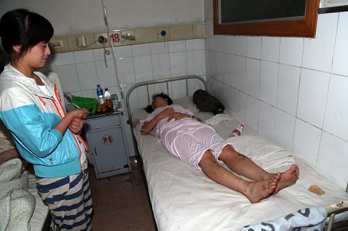 陜西金絲峽景區(qū)山體滑坡造成1人死亡18人受傷 7月21日,在山體滑坡事故中受傷的游客在陜西商南縣醫(yī)院接受救治。 當(dāng)日11時(shí)許,陜西商南縣金絲峽景區(qū)九龍?zhí)陡浇l(fā)生山體滑坡事故,山石從近百米的高空墜下,飛散開(kāi)的石塊砸向眾多游人。滑坡共造成1名男性游客死亡,18名游客受傷。目前,所有受傷人員都被送往金絲峽鎮(zhèn)醫(yī)院和商南縣人民醫(yī)院進(jìn)行救治。 新華社發(fā)