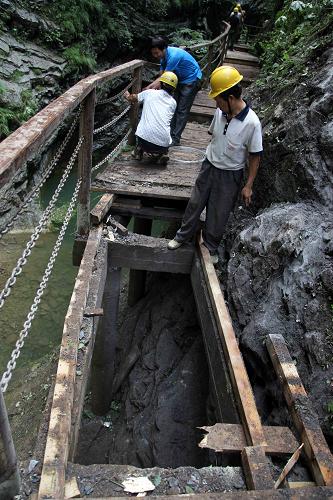 陜西金絲峽景區(qū)山體滑坡造成1人死亡18人受傷 7月21日,工人在陜西金絲峽景區(qū)搶修棧道。 當(dāng)日11時(shí)許,陜西商南縣金絲峽景區(qū)九龍?zhí)陡浇l(fā)生山體滑坡事故,山石從近百米的高空墜下,飛散開(kāi)的石塊砸向眾多游人?;鹿苍斐?名男性游客死亡,18名游客受傷。目前,所有受傷人員都被送往金絲峽鎮(zhèn)醫(yī)院和商南縣人民醫(yī)院進(jìn)行救治。 新華社發(fā)